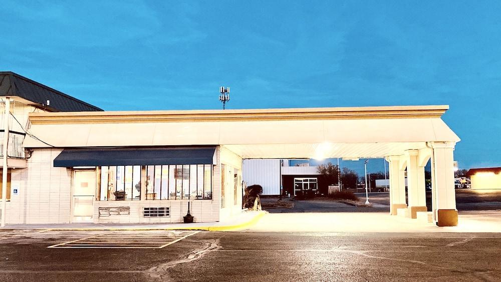 Days Inn By Wyndham Salina South Εξωτερικό φωτογραφία