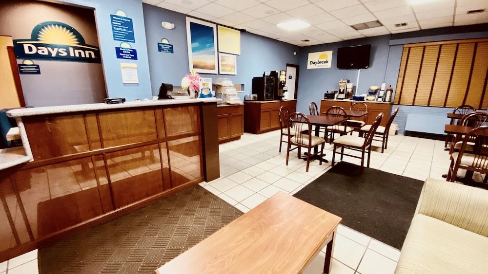 Days Inn By Wyndham Salina South Εξωτερικό φωτογραφία