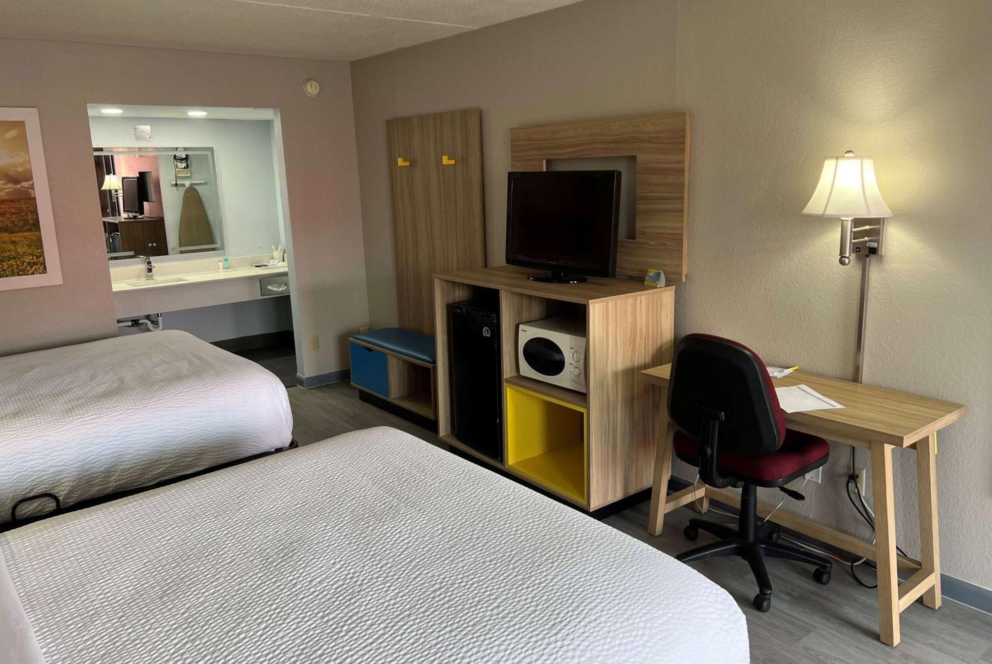 Days Inn By Wyndham Salina South Εξωτερικό φωτογραφία