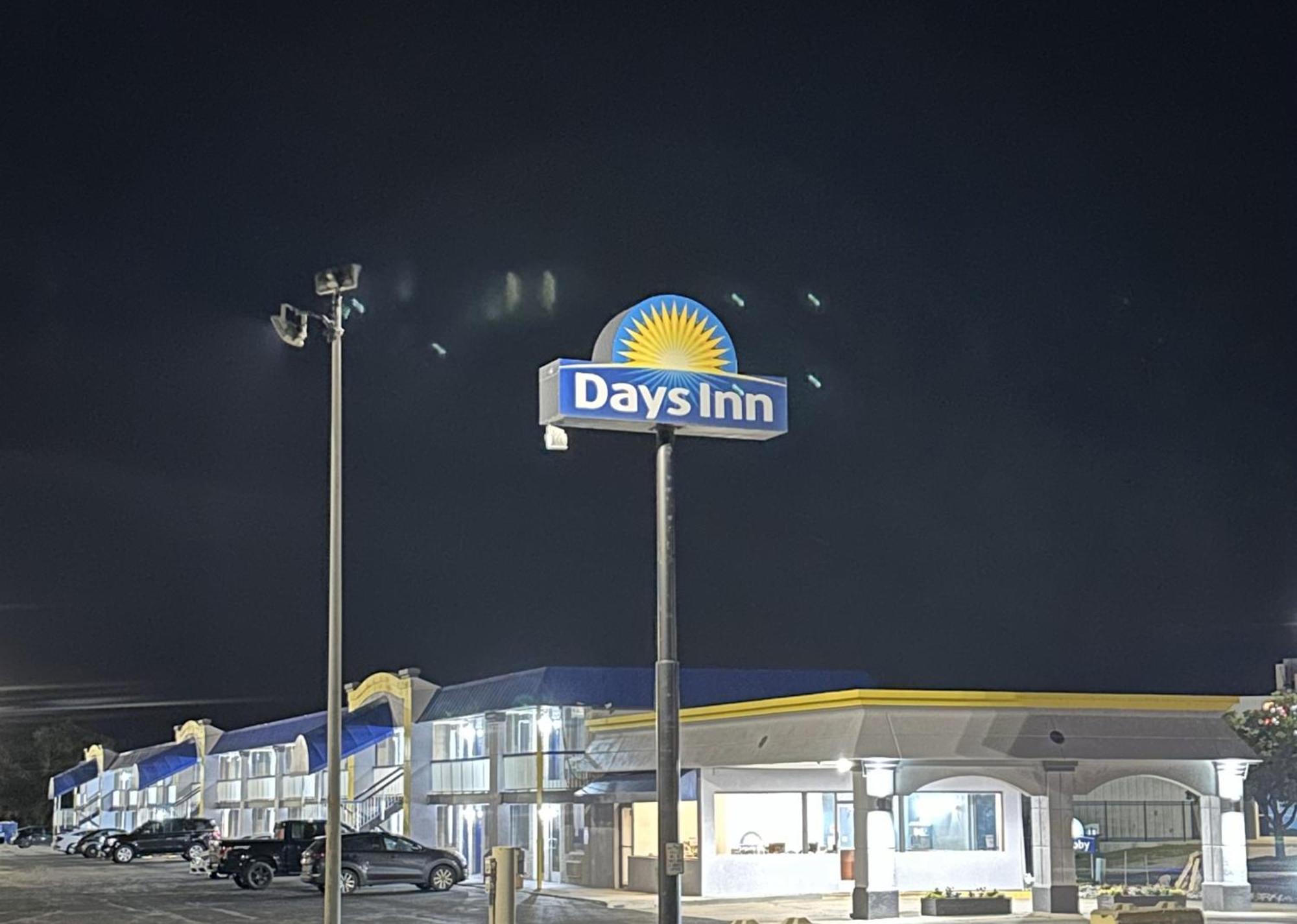 Days Inn By Wyndham Salina South Εξωτερικό φωτογραφία